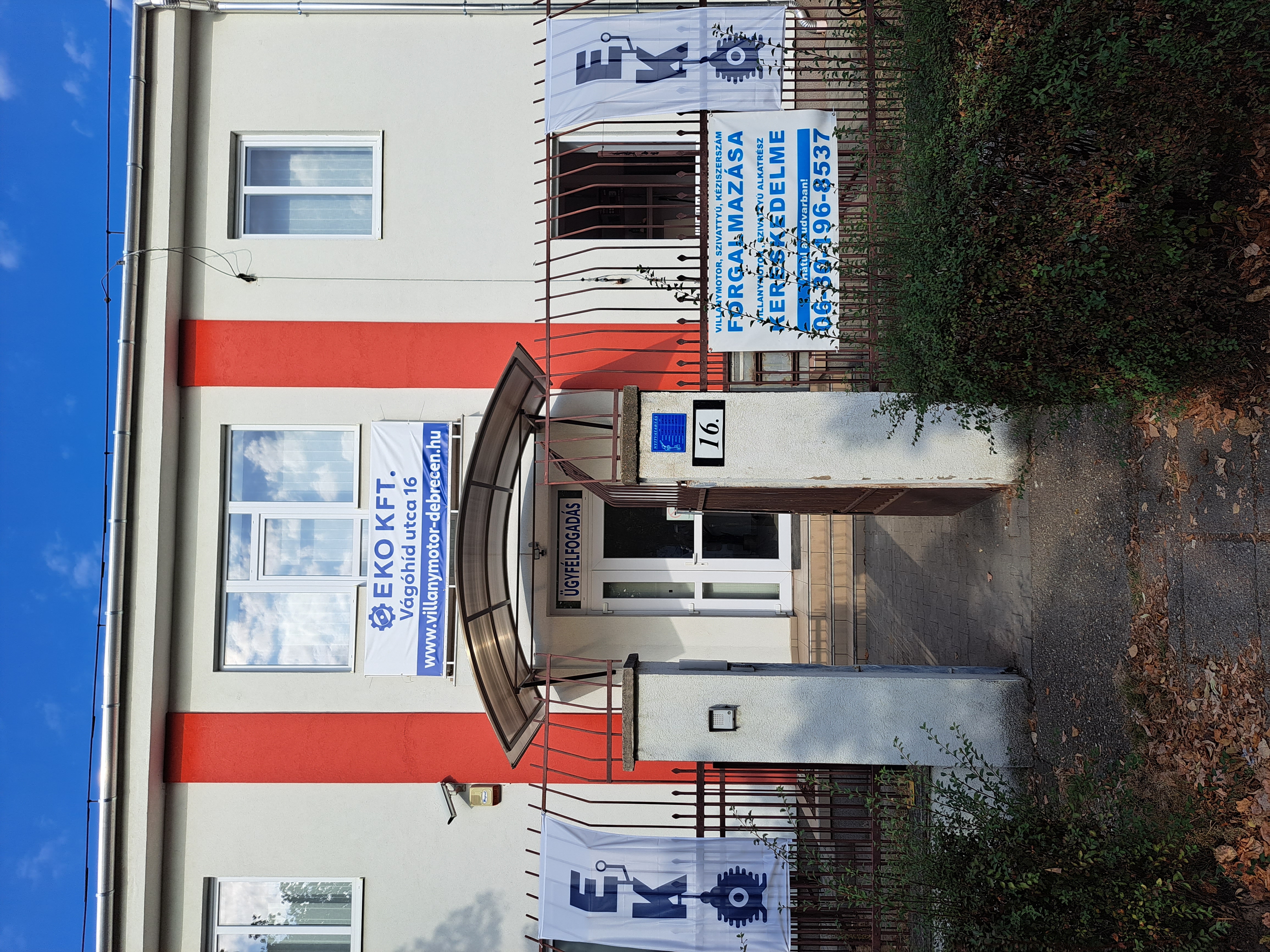 Főbejáratunk nyitva Ön előtt