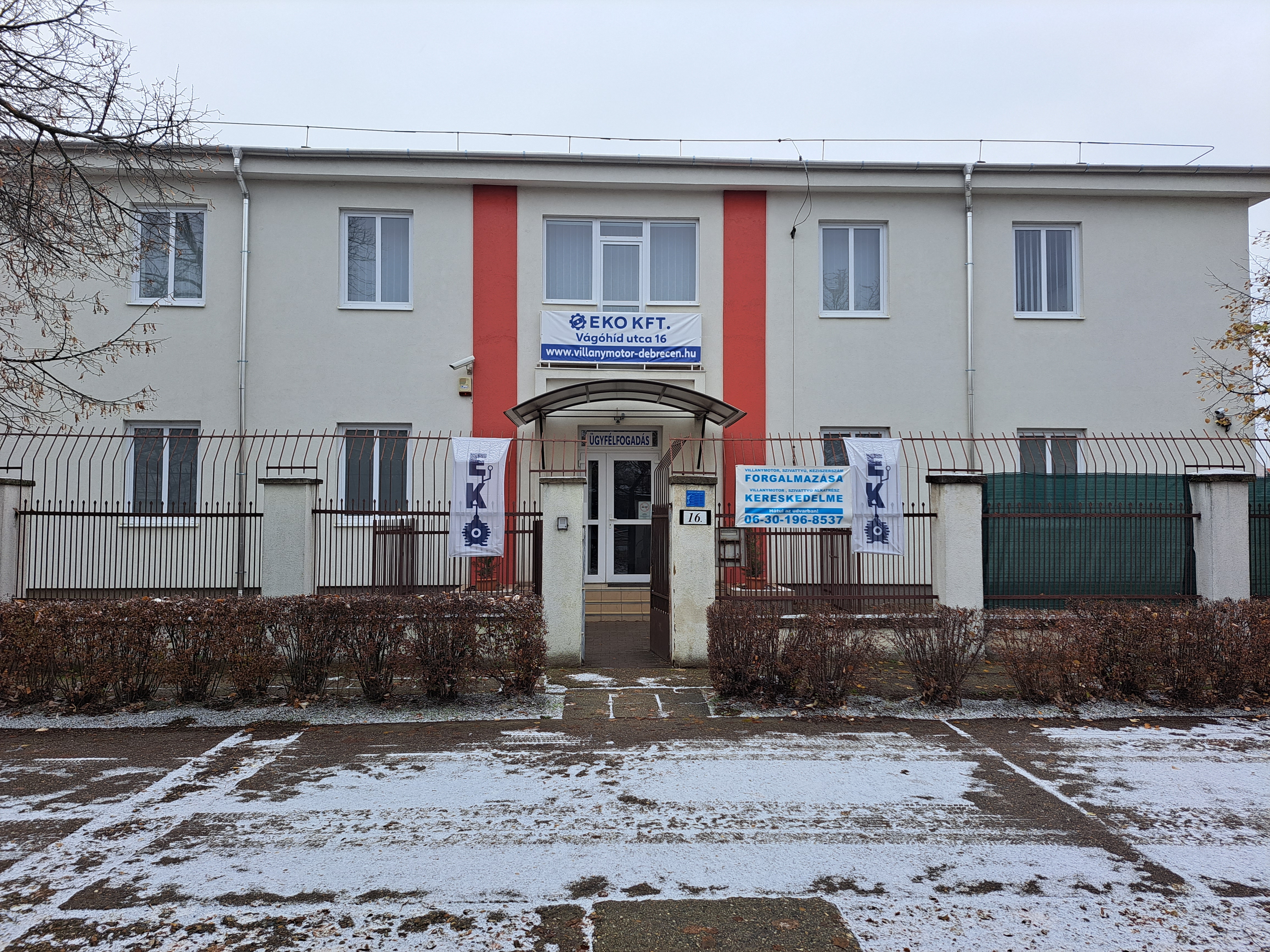 Kiadó emeleti Irodák 0