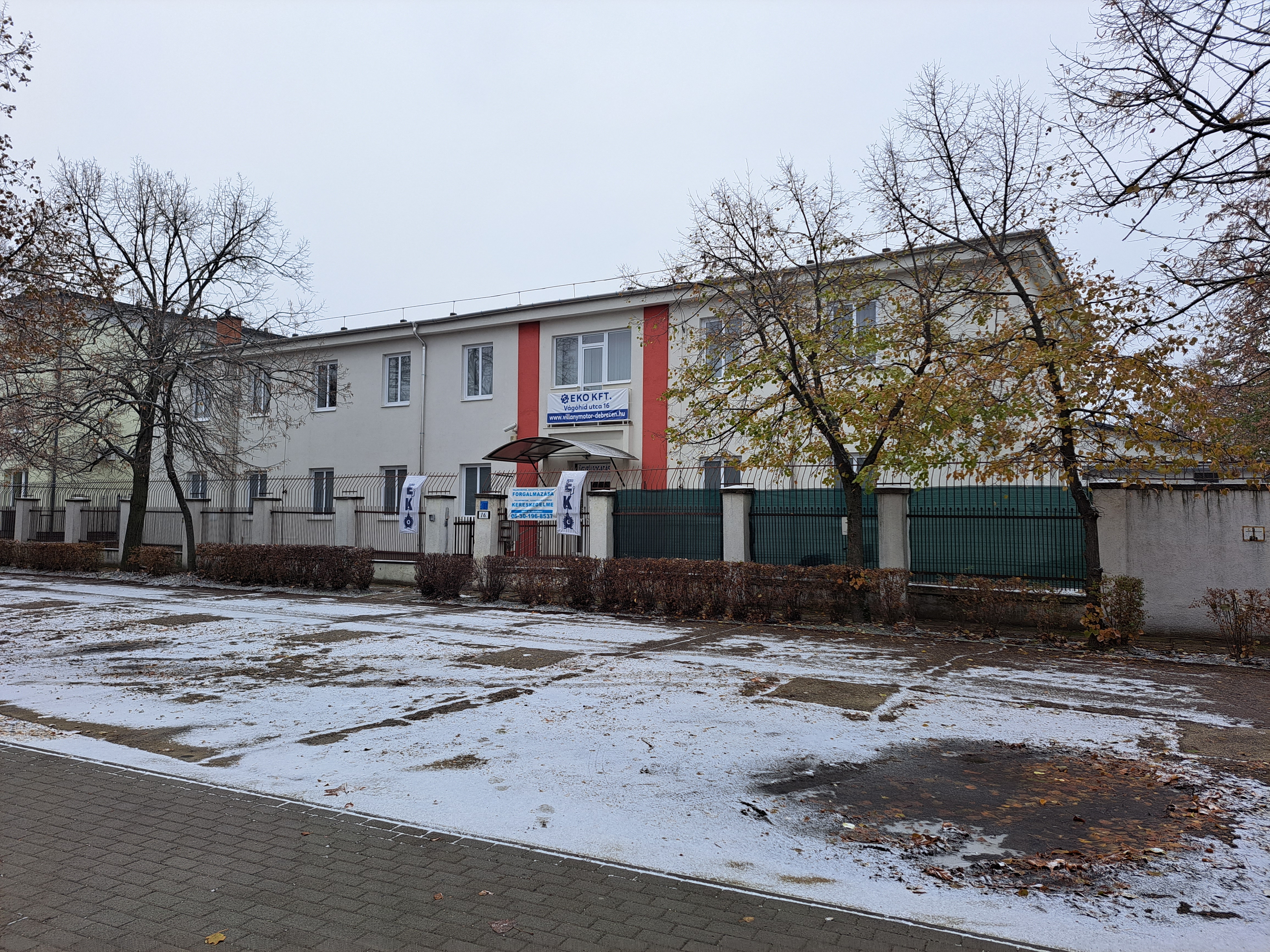 Kiadó emeleti Irodák 2